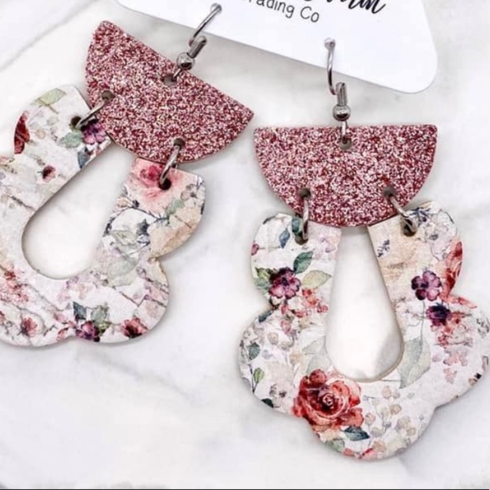 NWT! BeAuTiFuL Boutique Pink Glitter Soft Floral Drop Earrings! 🤩
